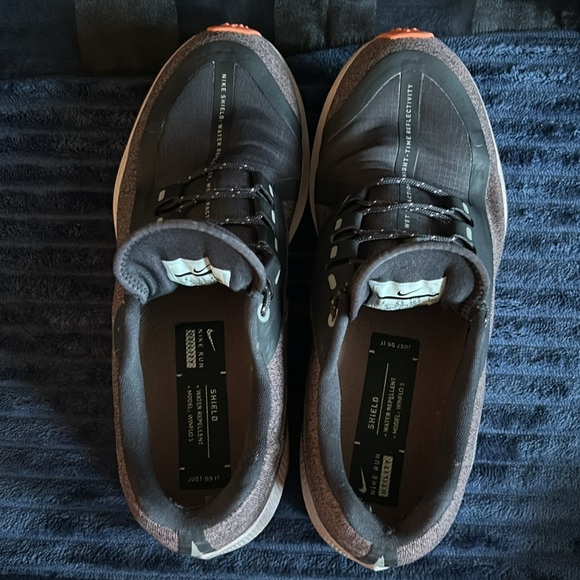 Women’s Nike Shield Size 9 - Picture 4 of 5